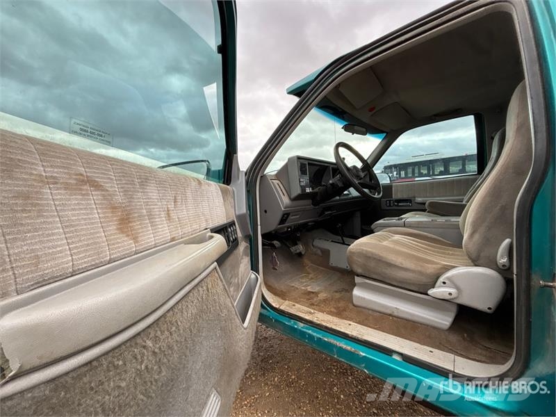 Chevrolet 3500 4x4 Extended Cab Pickup Andre