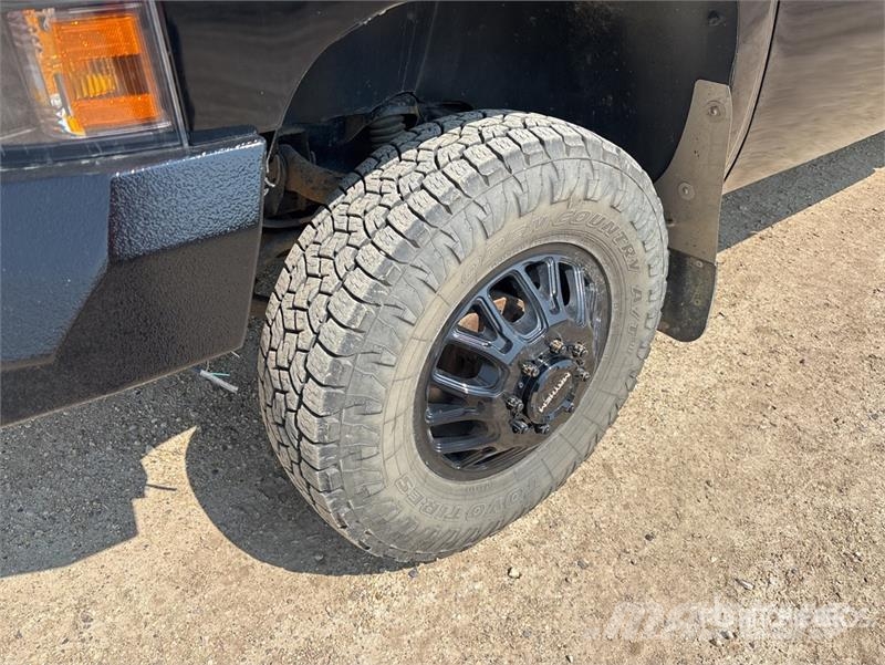 Chevrolet 3500 HD 4x4 Crew Cab Pickup Other