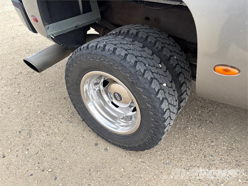 Chevrolet 3500 HD LTZ 4x4 Crew Cab Pickup Egyéb