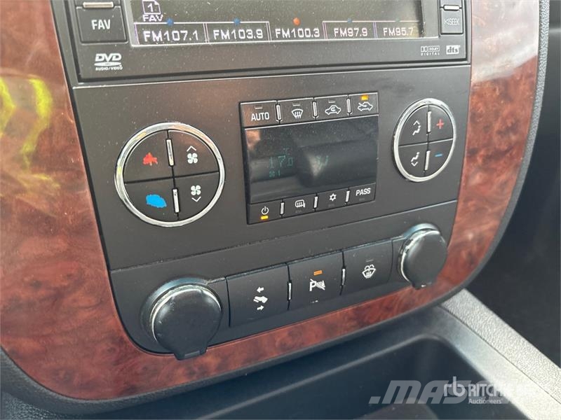 Chevrolet 3500 HD LTZ 4x4 Crew Cab Pickup Egyéb