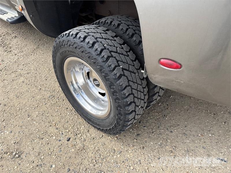 Chevrolet 3500 HD LTZ 4x4 Crew Cab Pickup Egyéb