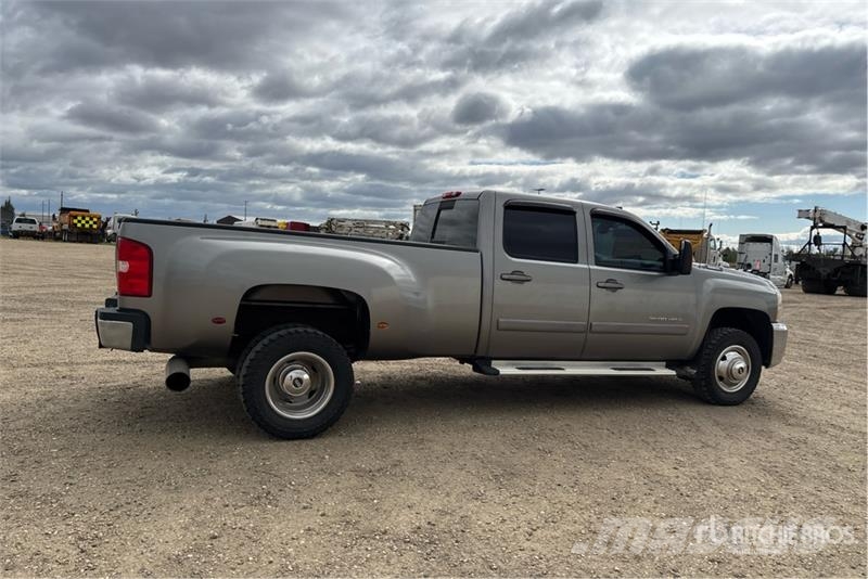 Chevrolet 3500 HD LTZ 4x4 Crew Cab Pickup Egyéb