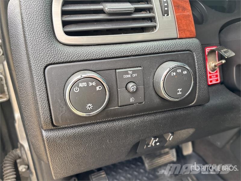 Chevrolet 3500 HD LTZ 4x4 Crew Cab Pickup Egyéb