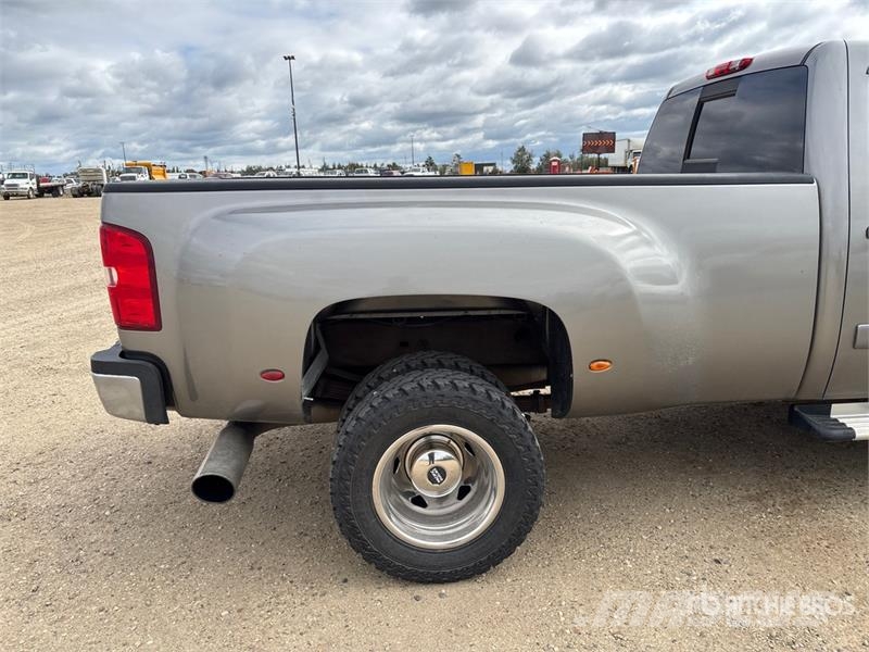 Chevrolet 3500 HD LTZ 4x4 Crew Cab Pickup Egyéb