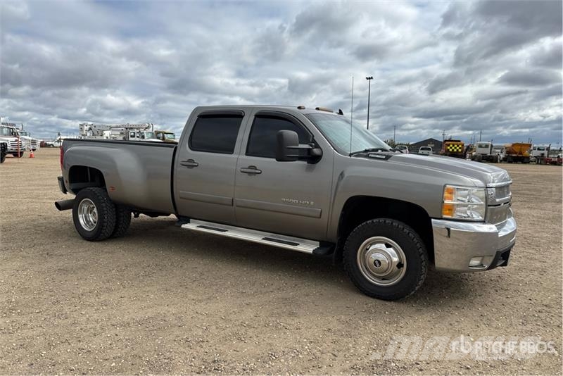 Chevrolet 3500 HD LTZ 4x4 Crew Cab Pickup Egyéb