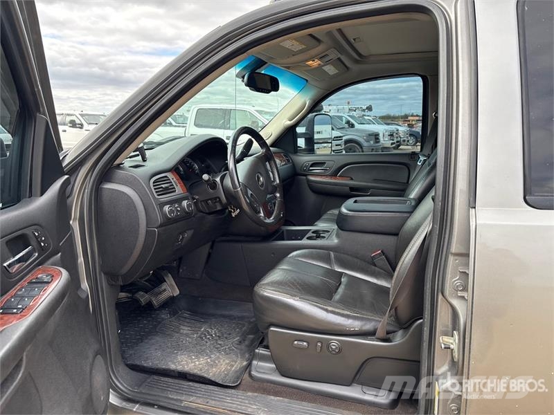 Chevrolet 3500 HD LTZ 4x4 Crew Cab Pickup Egyéb