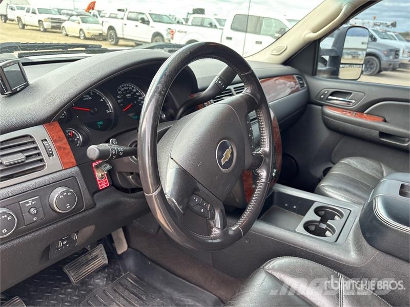Chevrolet 3500 HD LTZ 4x4 Crew Cab Pickup Egyéb