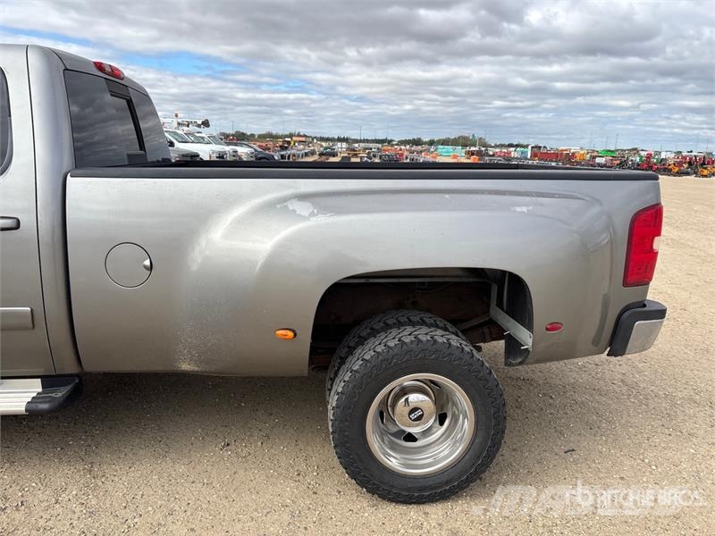 Chevrolet 3500 HD LTZ 4x4 Crew Cab Pickup Egyéb