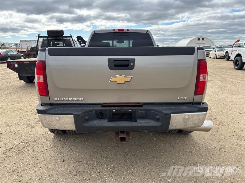 Chevrolet 3500 HD LTZ 4x4 Crew Cab Pickup Egyéb