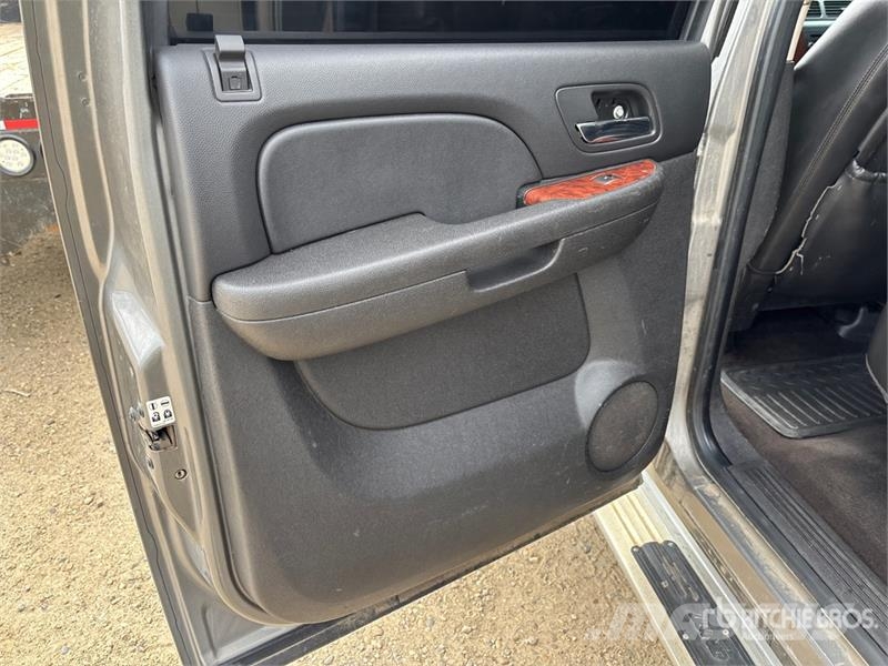 Chevrolet 3500 HD LTZ 4x4 Crew Cab Pickup Egyéb