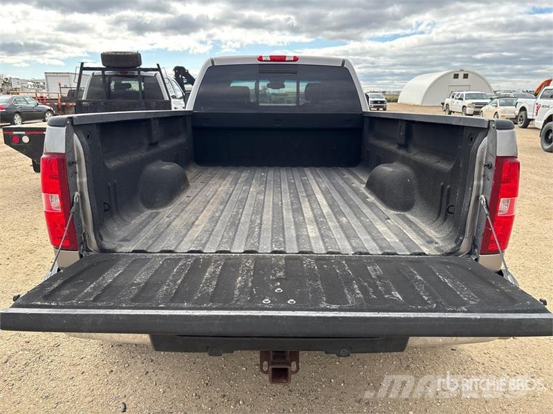 Chevrolet 3500 HD LTZ 4x4 Crew Cab Pickup Egyéb