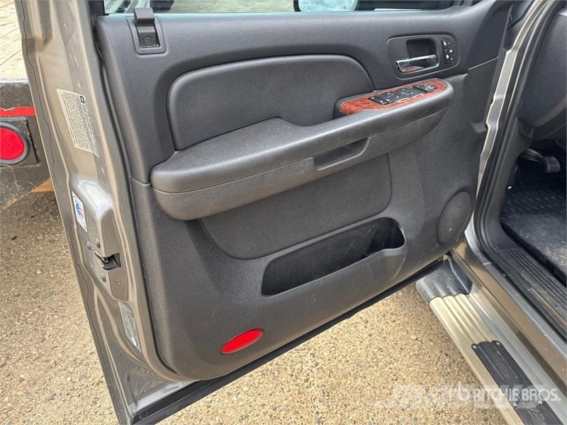 Chevrolet 3500 HD LTZ 4x4 Crew Cab Pickup Egyéb