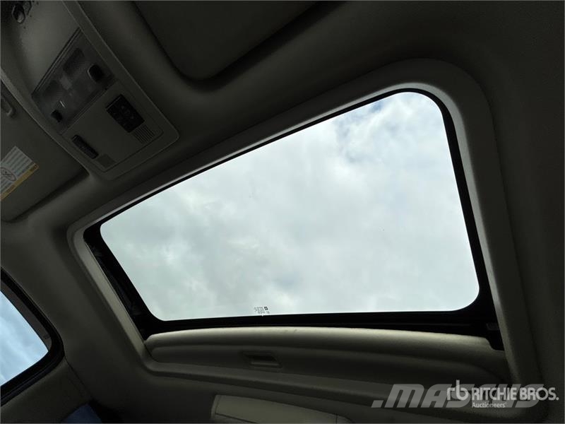 Chevrolet 3500 HD LTZ 4x4 Crew Cab Pickup Egyéb