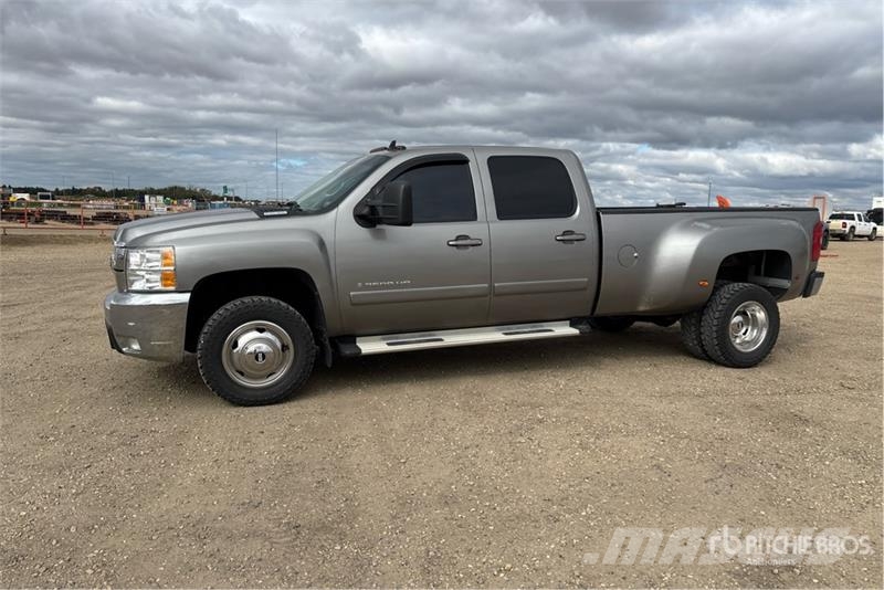 Chevrolet 3500 HD LTZ 4x4 Crew Cab Pickup Egyéb