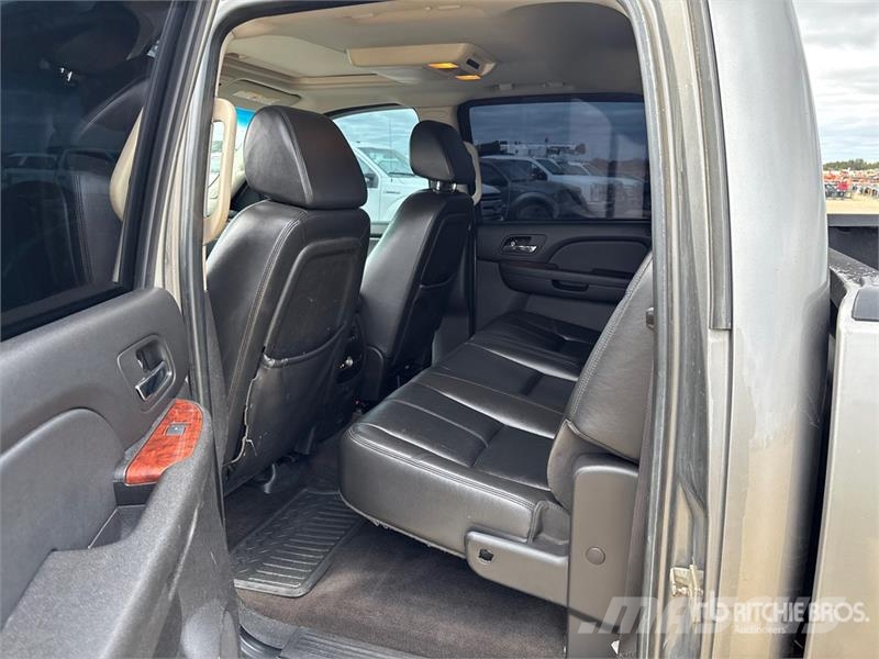 Chevrolet 3500 HD LTZ 4x4 Crew Cab Pickup Egyéb