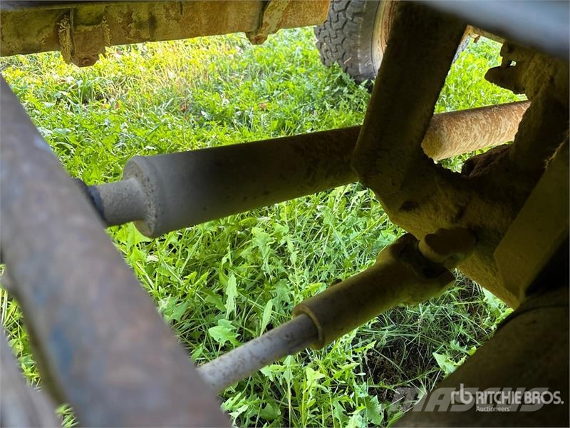 Chevrolet 4x2 Grain Truck (Inoperable) зерновозы