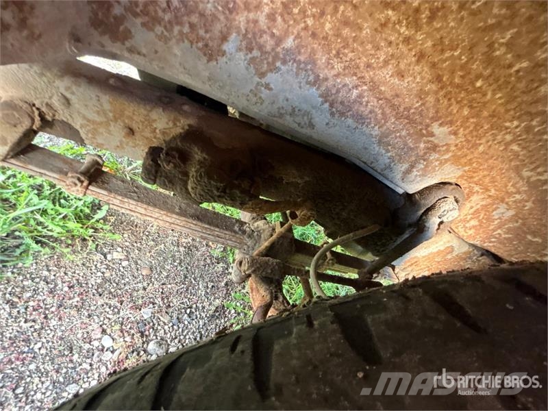Chevrolet 4x2 Grain Truck (Inoperable) зерновозы