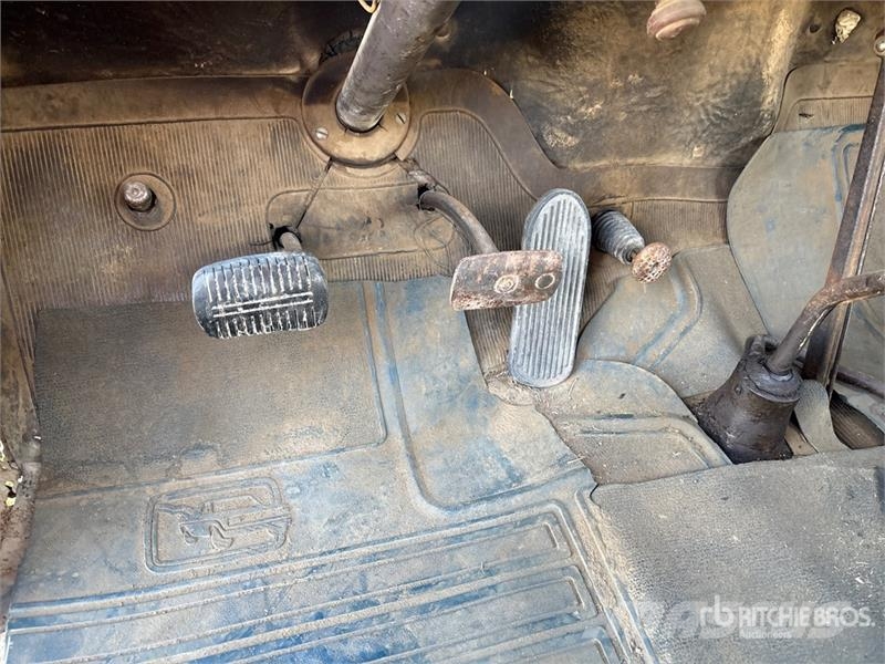Chevrolet 4x2 Grain Truck (Inoperable) зерновозы