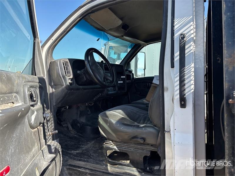 Chevrolet C-5500 4x2 Flatbed Truck Lastbil med lad/Flatbed