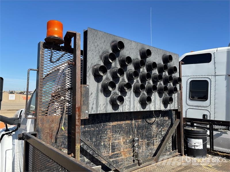 Chevrolet C-5500 4x2 Flatbed Truck Lastbil med lad/Flatbed