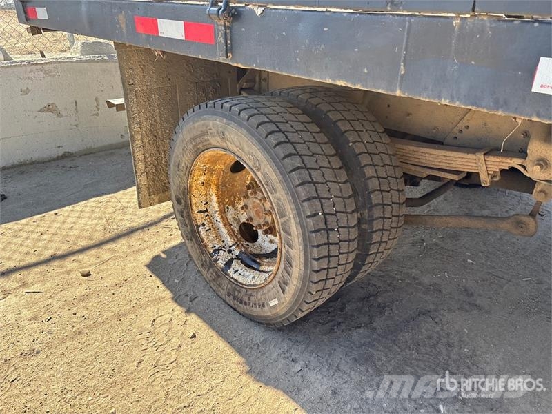 Chevrolet C-5500 4x2 Flatbed Truck Lastbil med lad/Flatbed