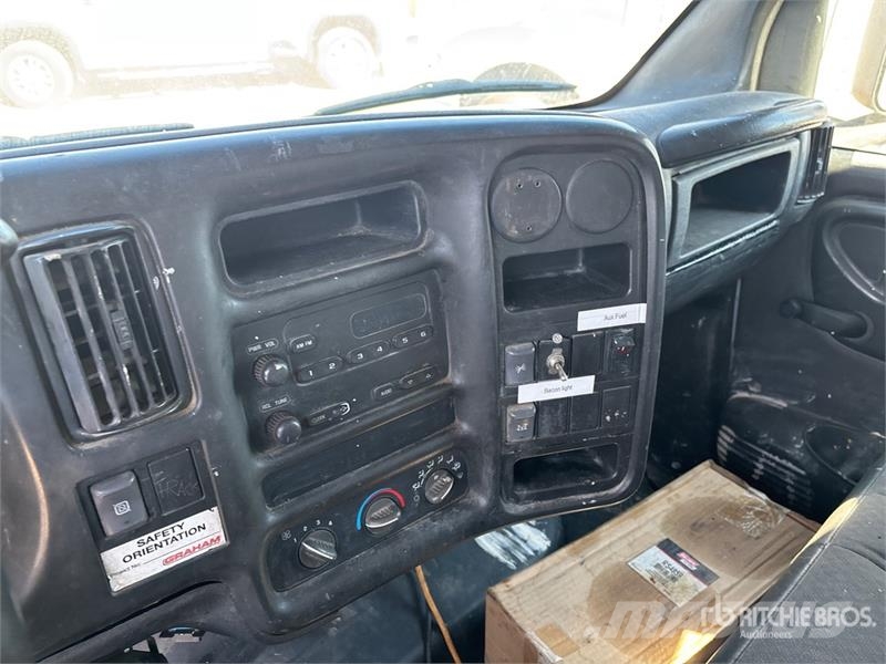 Chevrolet C-5500 4x2 Flatbed Truck Lastbil med lad/Flatbed