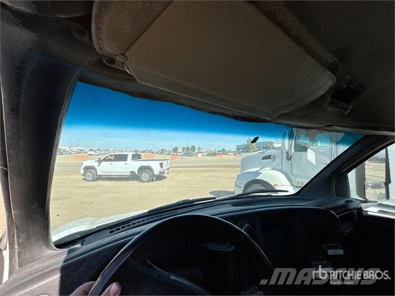 Chevrolet C-5500 4x2 Flatbed Truck Lastbil med lad/Flatbed