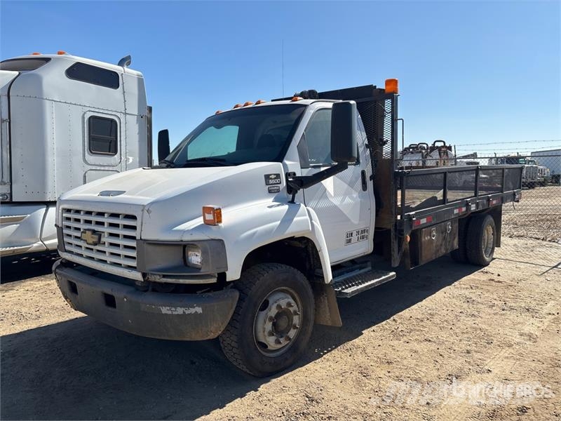 Chevrolet C-5500 4x2 Flatbed Truck Lastbil med lad/Flatbed