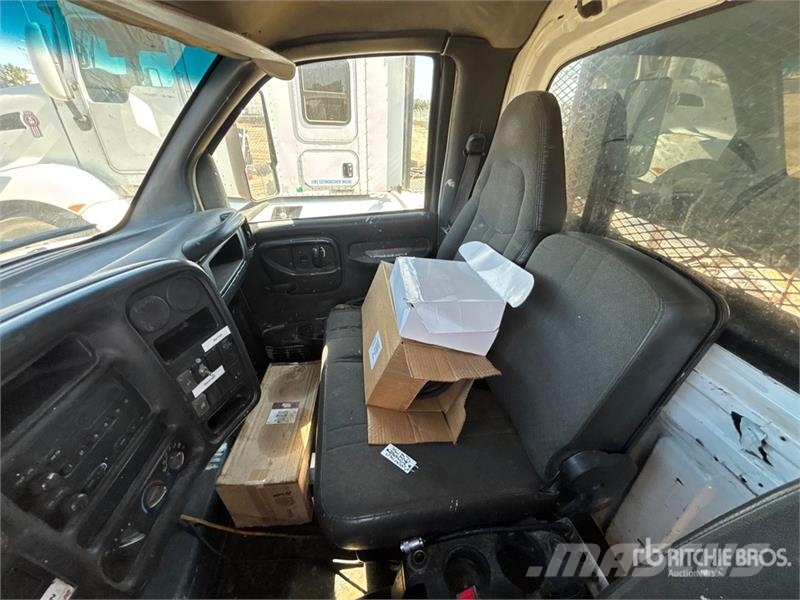 Chevrolet C-5500 4x2 Flatbed Truck Lastbil med lad/Flatbed