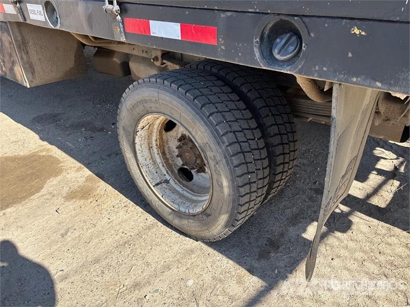 Chevrolet C-5500 4x2 Flatbed Truck Lastbil med lad/Flatbed