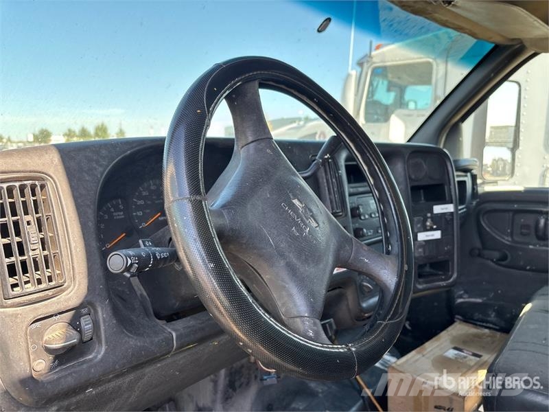 Chevrolet C-5500 4x2 Flatbed Truck Lastbil med lad/Flatbed