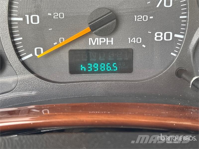 Chevrolet C4500 Chariot 4x2 Crew Cab Versatile Hauler Truck Тягачі