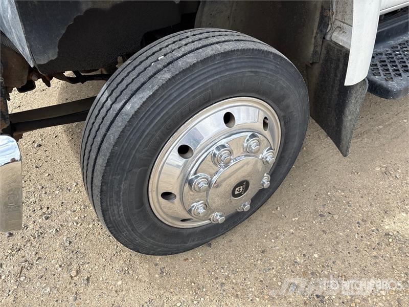 Chevrolet C4500 Chariot 4x2 Crew Cab Versatile Hauler Truck Тягачі