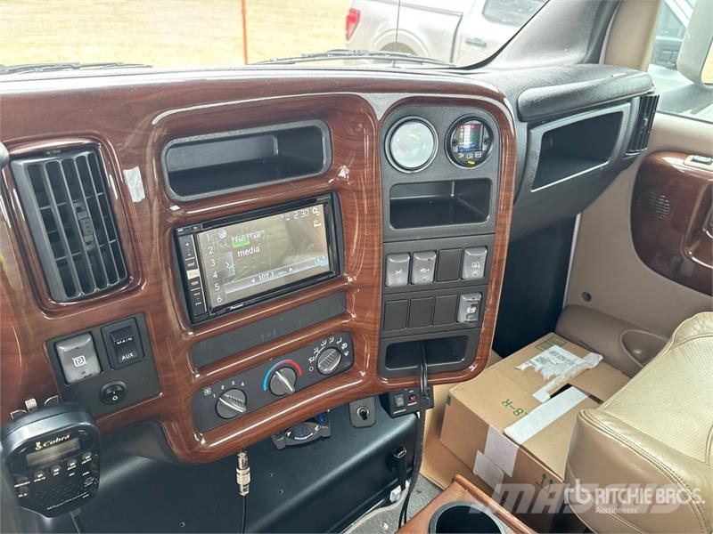 Chevrolet C4500 Chariot 4x2 Crew Cab Versatile Hauler Truck Тягачі