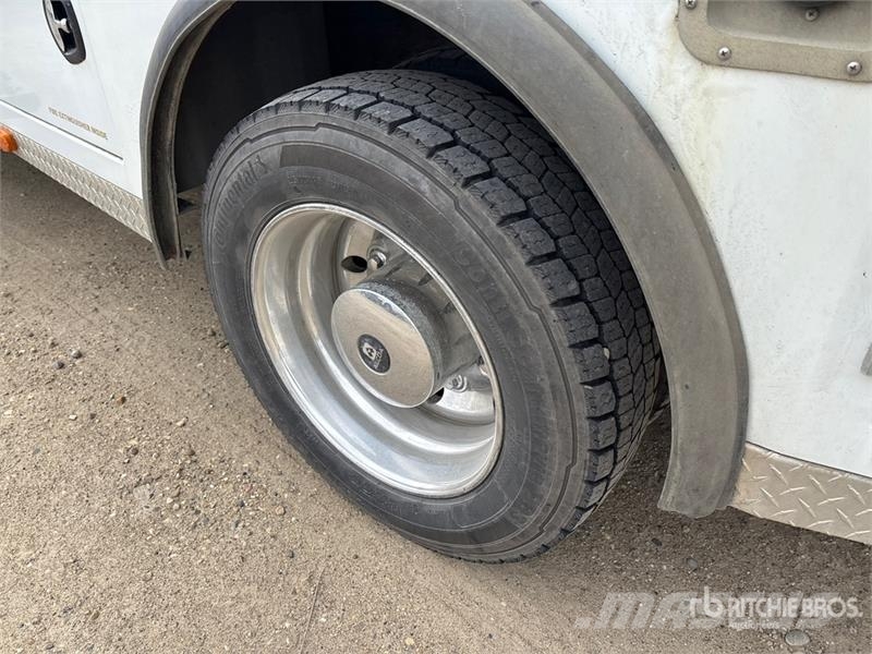Chevrolet C4500 Chariot 4x2 Crew Cab Versatile Hauler Truck Тягачі