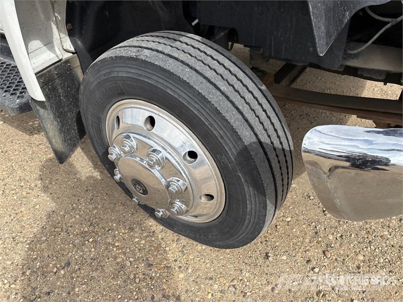 Chevrolet C4500 Chariot 4x2 Crew Cab Versatile Hauler Truck Тягачі