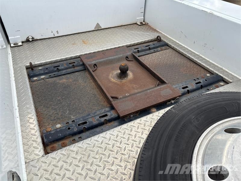 Chevrolet C4500 Chariot 4x2 Crew Cab Versatile Hauler Truck Тягачі