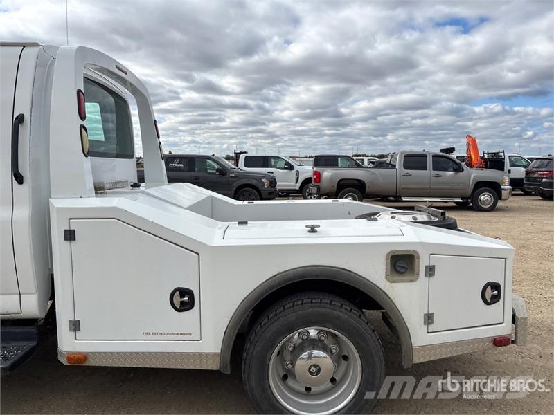 Chevrolet C4500 Chariot 4x2 Crew Cab Versatile Hauler Truck Тягачі