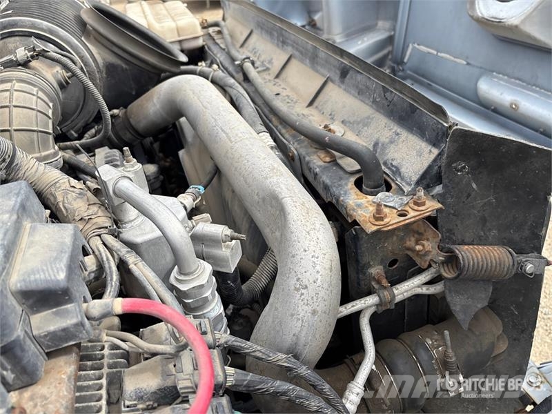 Chevrolet C4500 Chariot 4x2 Crew Cab Versatile Hauler Truck Тягачі