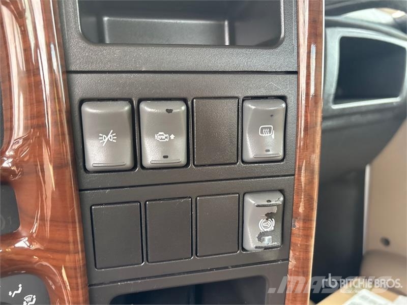Chevrolet C4500 Chariot 4x2 Crew Cab Versatile Hauler Truck Тягачі