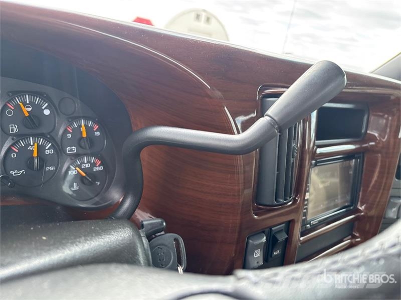 Chevrolet C4500 Chariot 4x2 Crew Cab Versatile Hauler Truck Тягачі