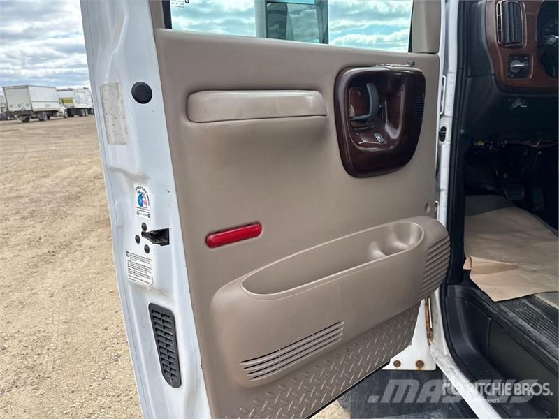 Chevrolet C4500 Chariot 4x2 Crew Cab Versatile Hauler Truck Тягачі