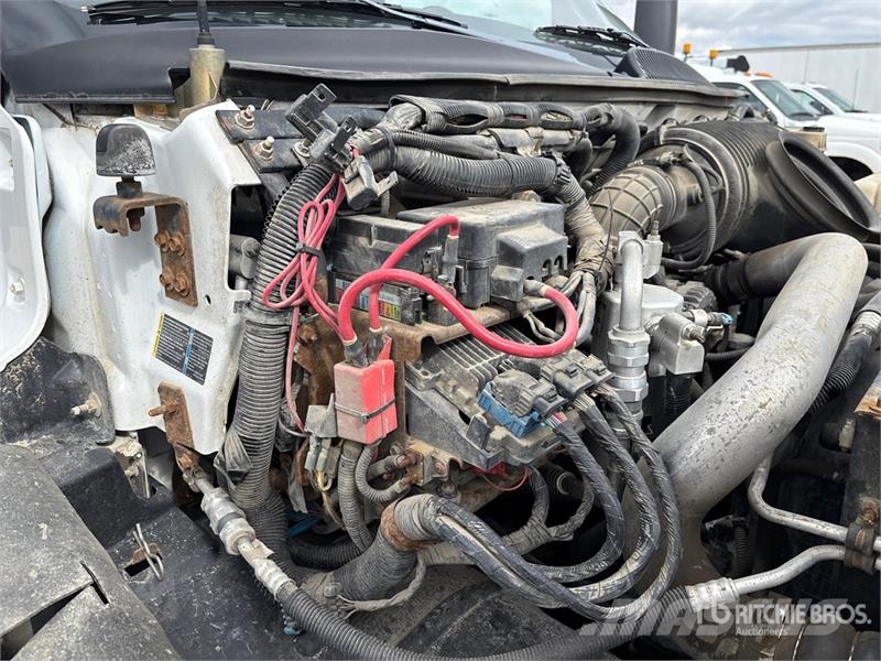 Chevrolet C4500 Chariot 4x2 Crew Cab Versatile Hauler Truck Тягачі