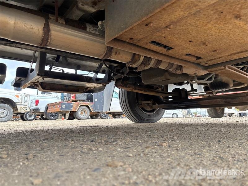 Chevrolet C4500 Chariot 4x2 Crew Cab Versatile Hauler Truck Тягачі