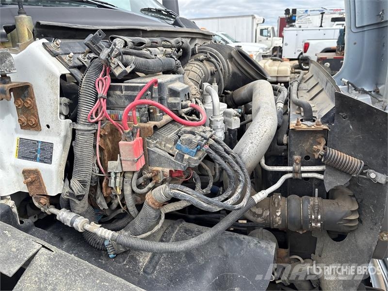 Chevrolet C4500 Chariot 4x2 Crew Cab Versatile Hauler Truck Тягачі