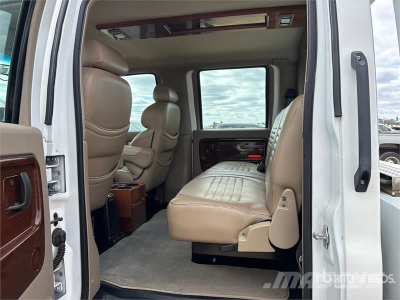 Chevrolet C4500 Chariot 4x2 Crew Cab Versatile Hauler Truck Тягачі