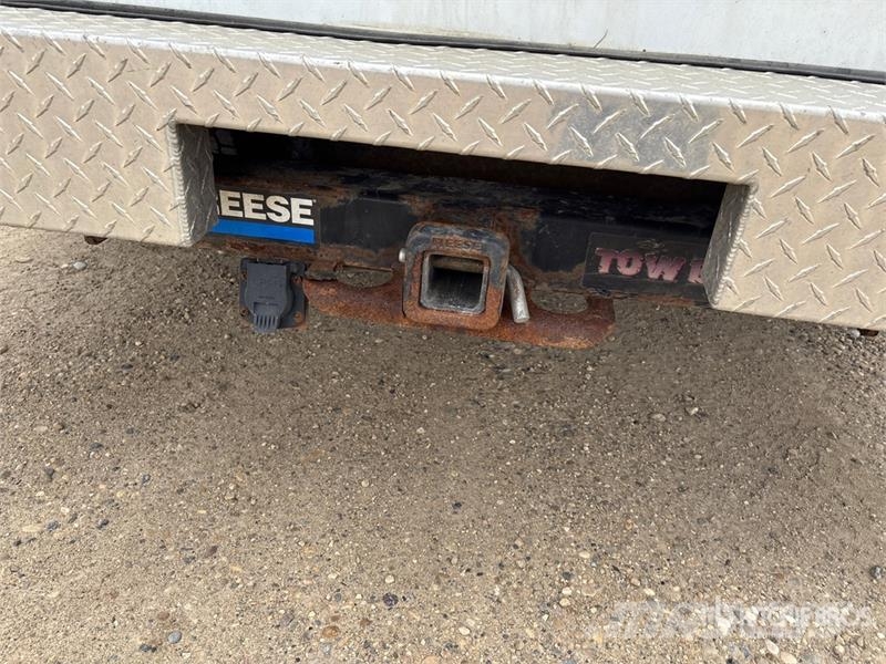 Chevrolet C4500 Chariot 4x2 Crew Cab Versatile Hauler Truck Тягачі