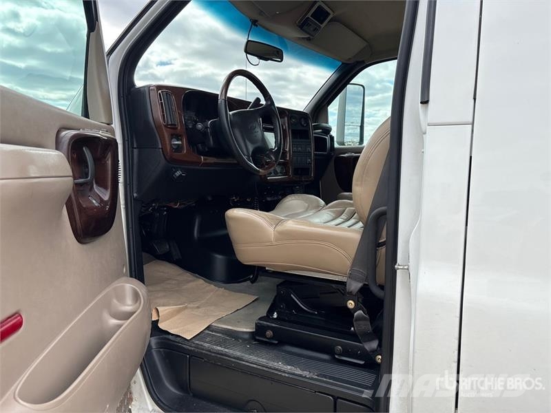 Chevrolet C4500 Chariot 4x2 Crew Cab Versatile Hauler Truck Тягачі