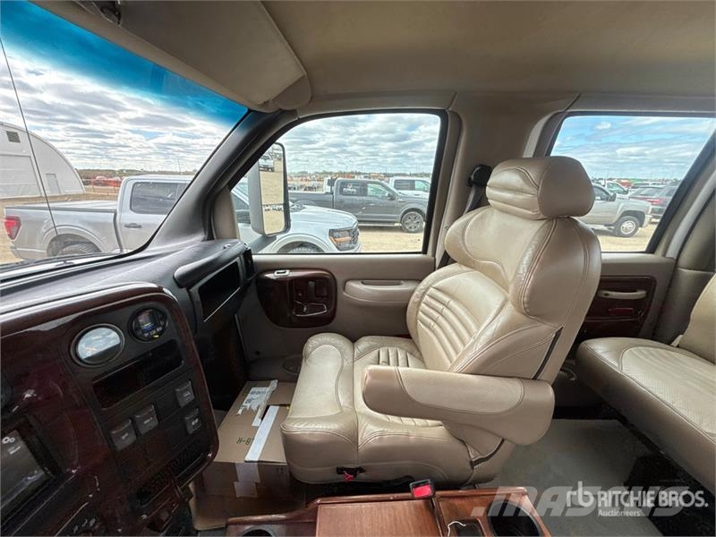 Chevrolet C4500 Chariot 4x2 Crew Cab Versatile Hauler Truck Тягачі
