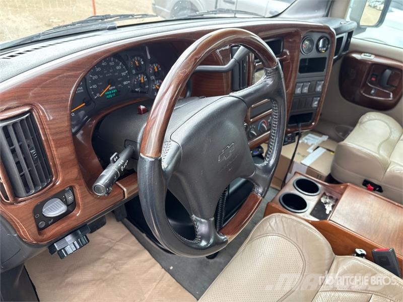 Chevrolet C4500 Chariot 4x2 Crew Cab Versatile Hauler Truck Тягачі